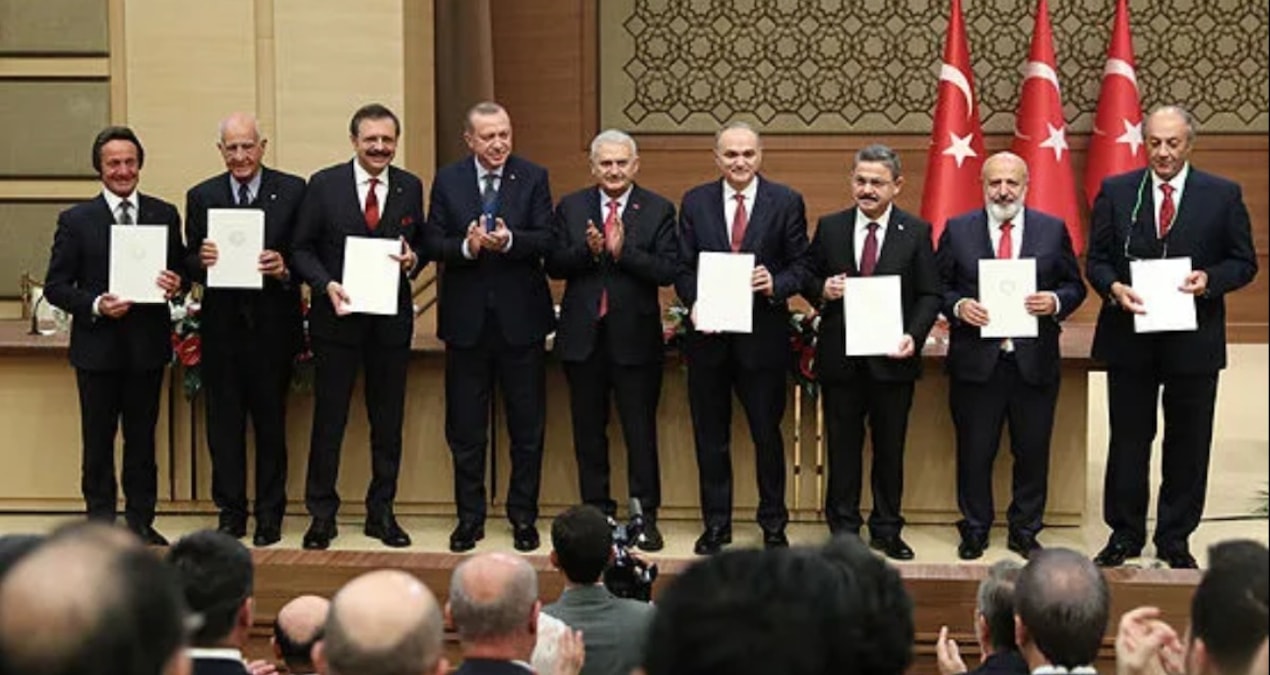 Bu fotoğraftaki 'babayiğitlerin' hepsi gitti