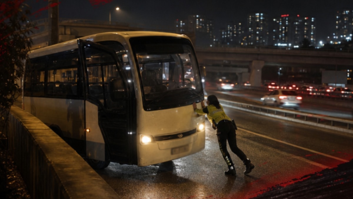Kadın polis arızalanan midibüsü iterek yol kenarına çekti