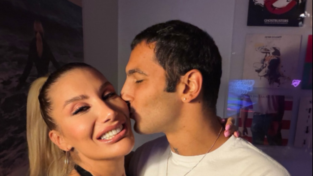 Romantik anlar: İrem Derici ve Melih Kunukçu aşklarını kollarına kazıttı