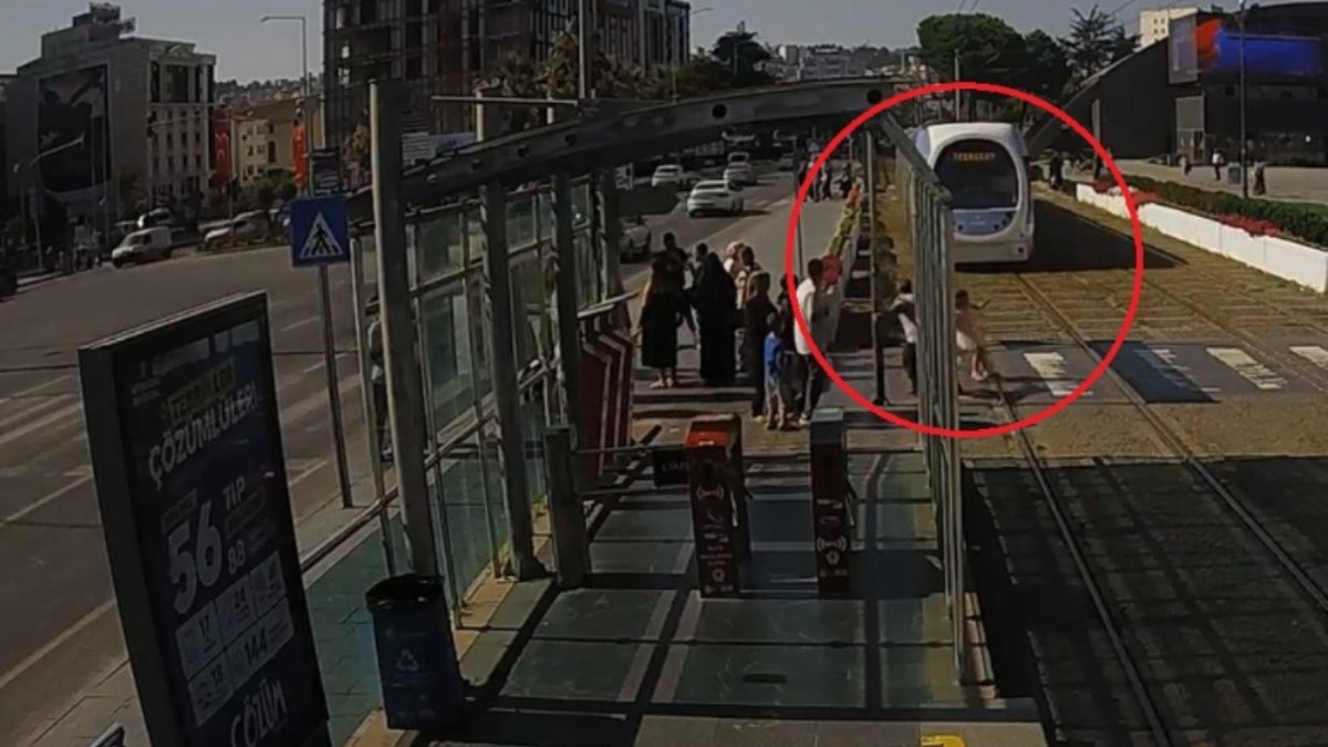 Raylara atlayan küçük kızı tişörtünden çekerek kurtardı