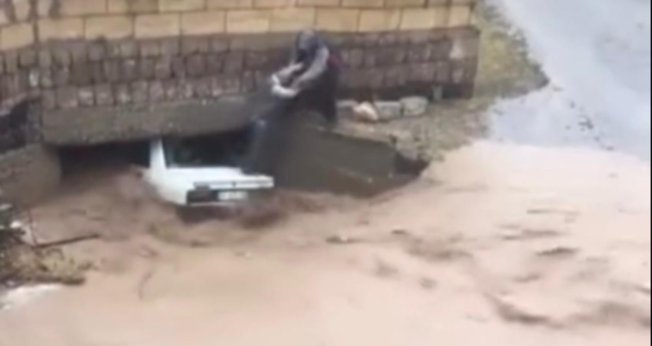 Nevşehir'de can pazarı; sel sularına kapılan otomobil köprüde sıkıştı, 3 kişi kurtarıldı
