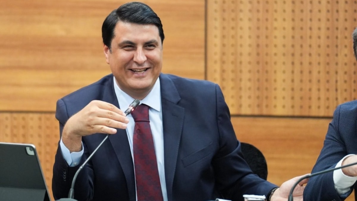 Önce AKP’ye sonra satışa geçti