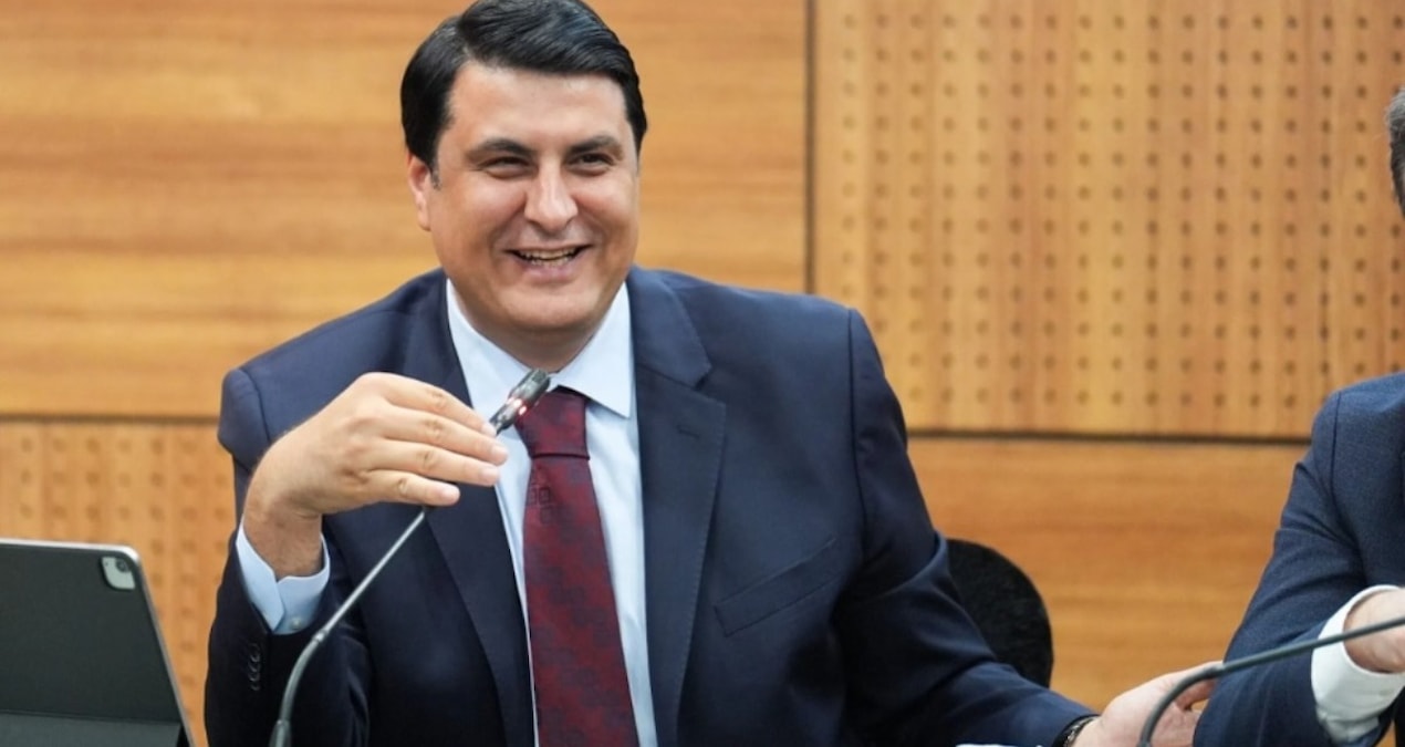 Önce AKP’ye sonra satışa geçti