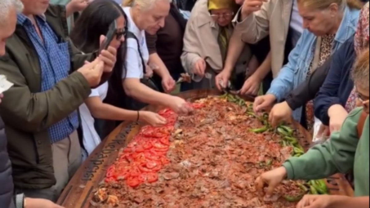 Bursa’da AKP’li yönetimden tartışmalı festival: İstiklal Marşı mehterle, kebap aynı tabaktan