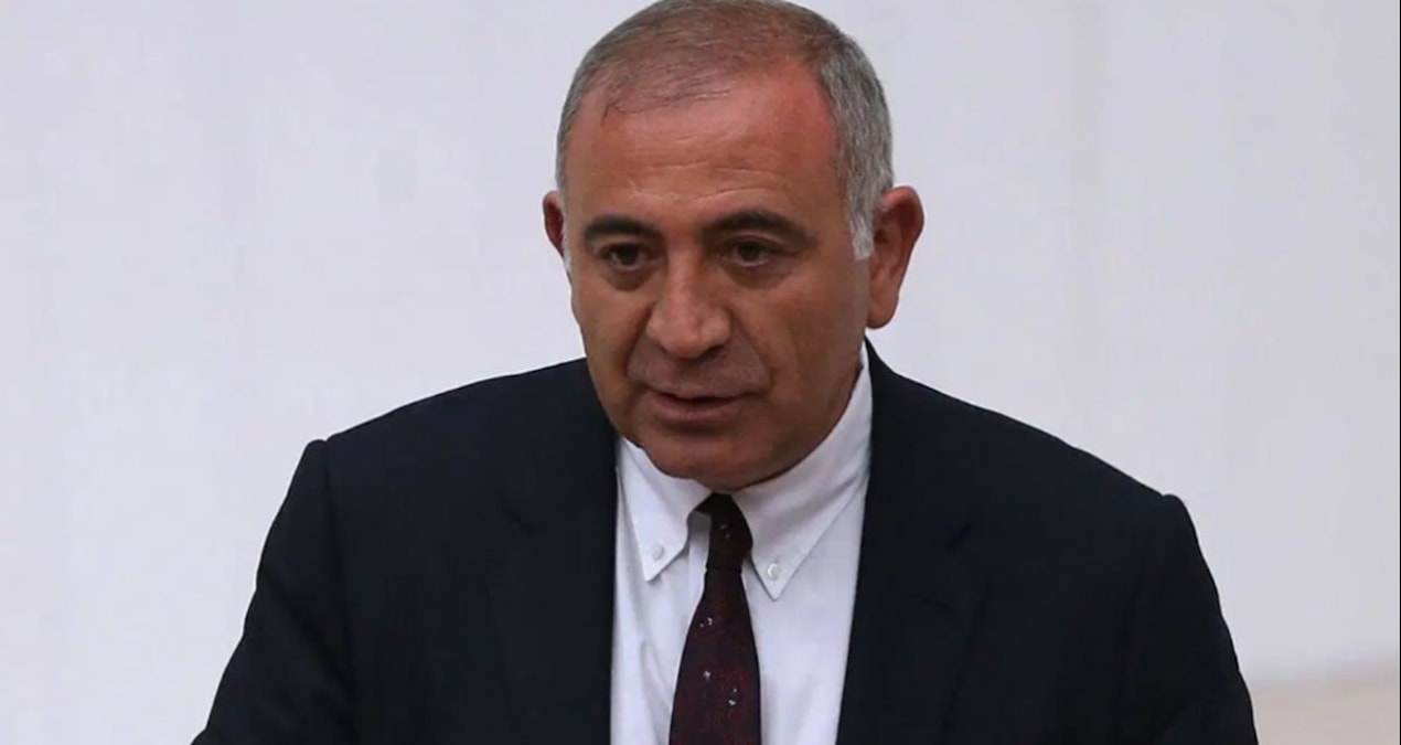 Görevine son verilen Gürsel Tekin gitmiyor