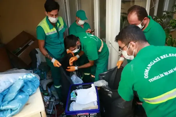 Bursa'da bir evden 2 kamyon çöp çıkarıldı