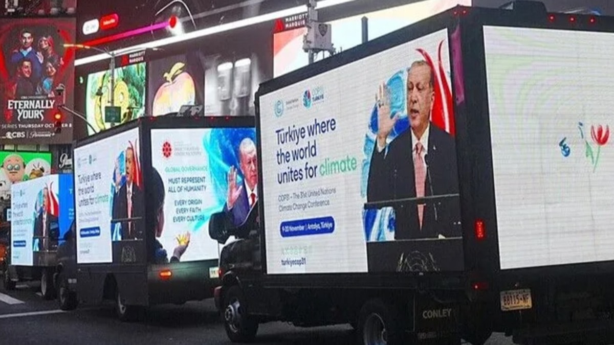 New York’ta reklam konvoyu