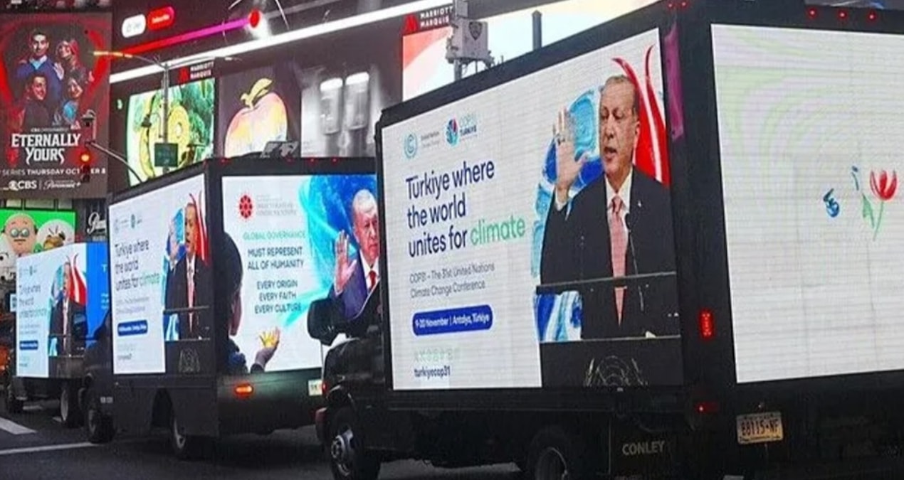 New York’ta reklam konvoyu