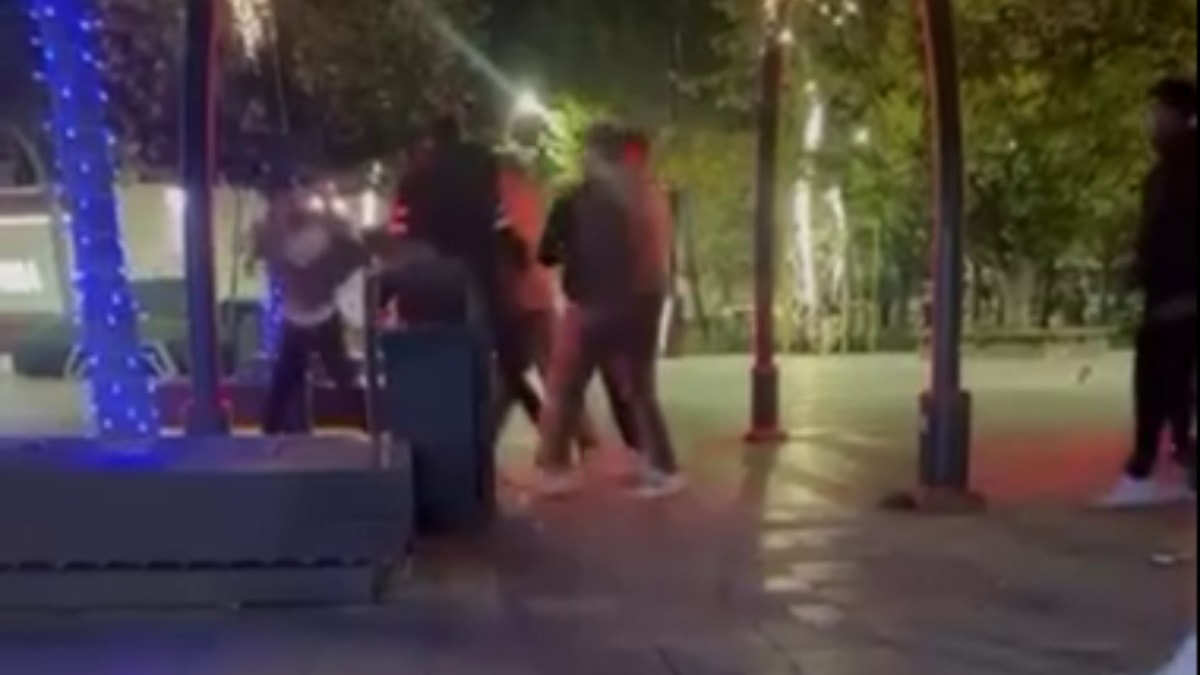 Meydanda tekme ve yumruklu kavga kamerada