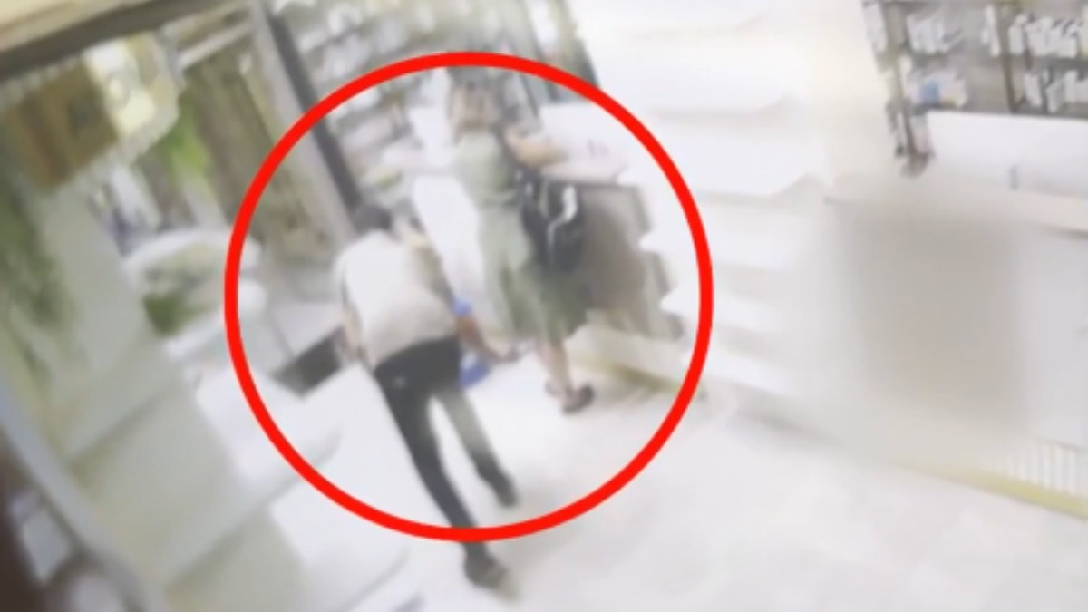 Müşterinin 'etek altı' fotoğrafını çeken eczacı, eczanedeki eşine suçüstü yakalandı