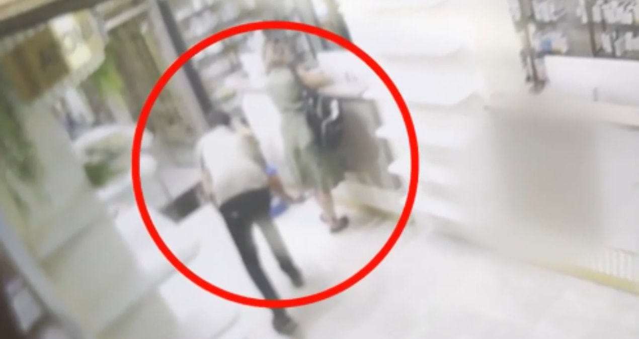 Müşterinin 'etek altı' fotoğrafını çeken eczacı, eczanedeki eşine suçüstü yakalandı