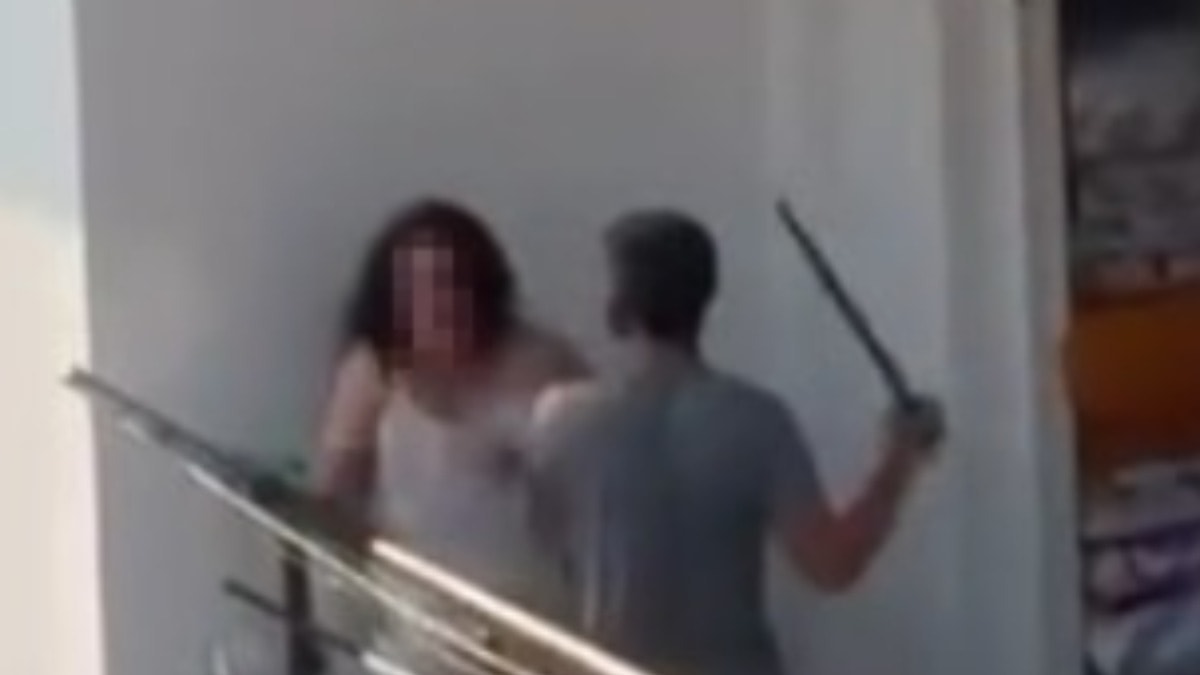 Balkonda kadına sopayla saldırdı