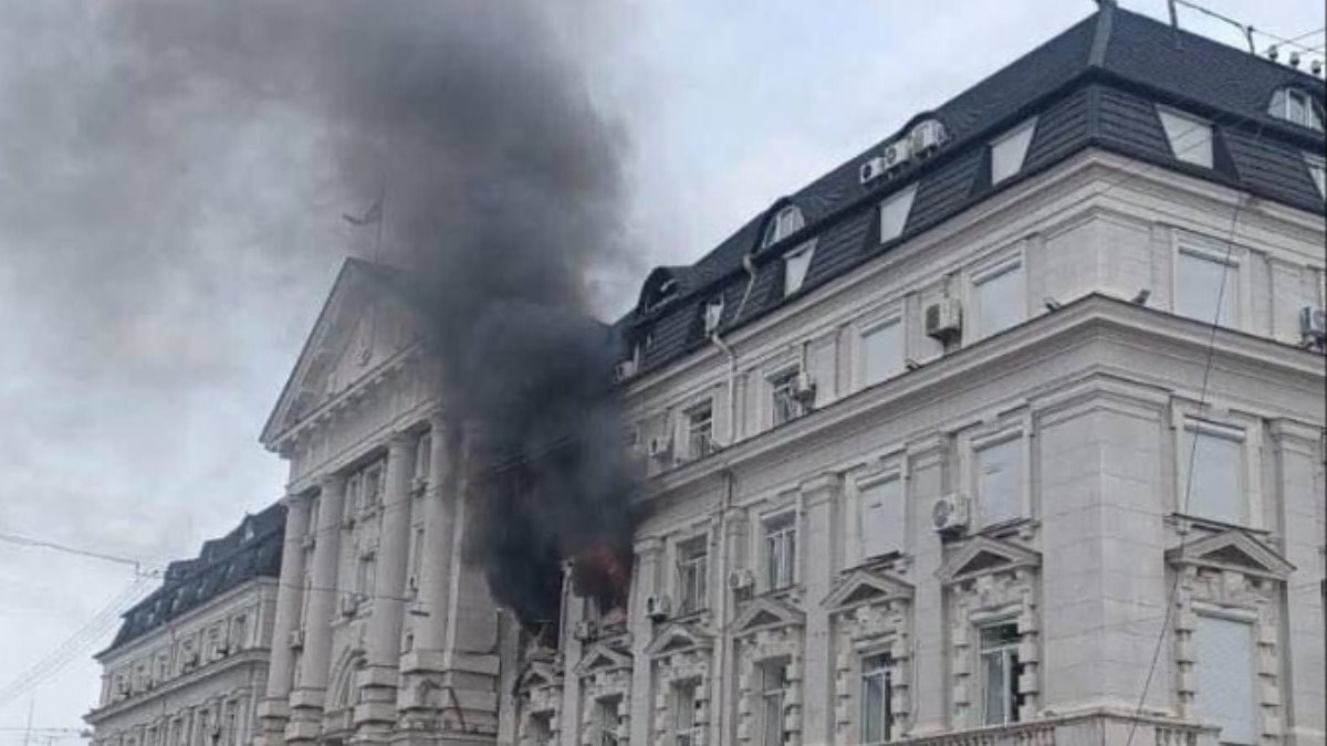 Ülkenin istihbarat binasına bomba yağdı