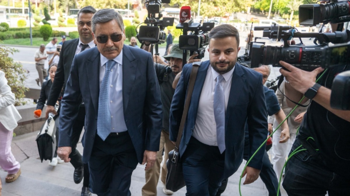 Ağzında sakızla geldi tek soru almadı, gitti!