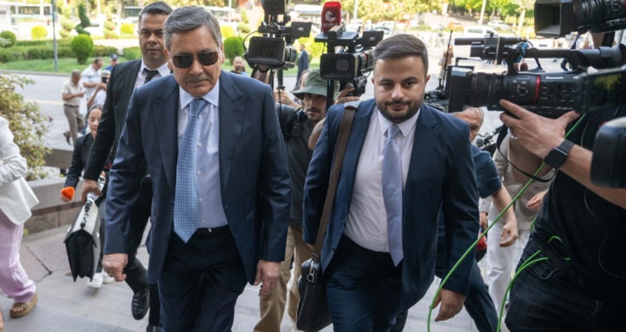 Ağzında sakızla geldi tek soru almadı, gitti!