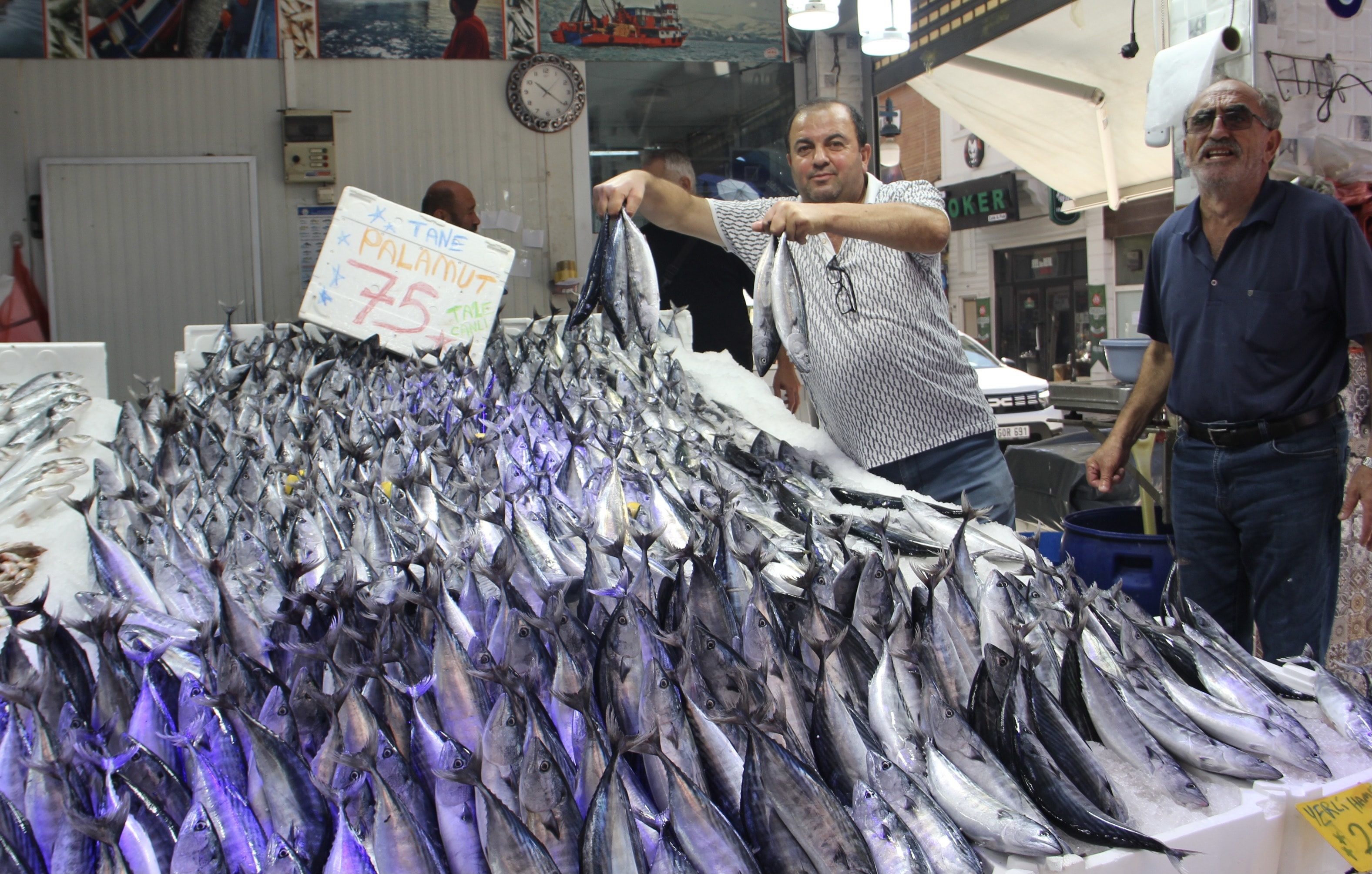 200 kasa balık sadece 1 saatte kapış kapış satıldı