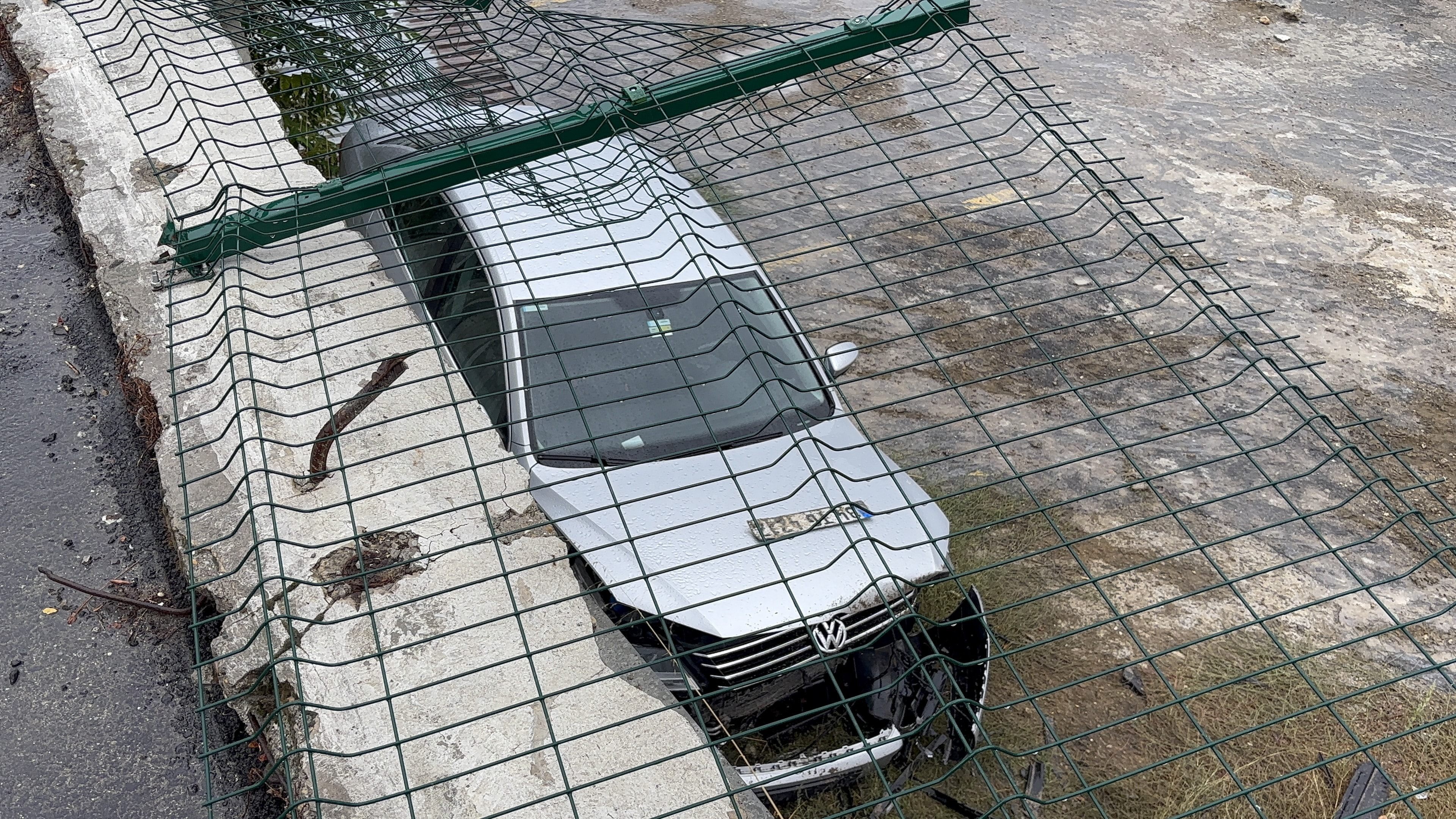 Park etmeye çalışırken dehşeti yaşadı: 3 metrelik duvardan aşağı böyle çakıldı!