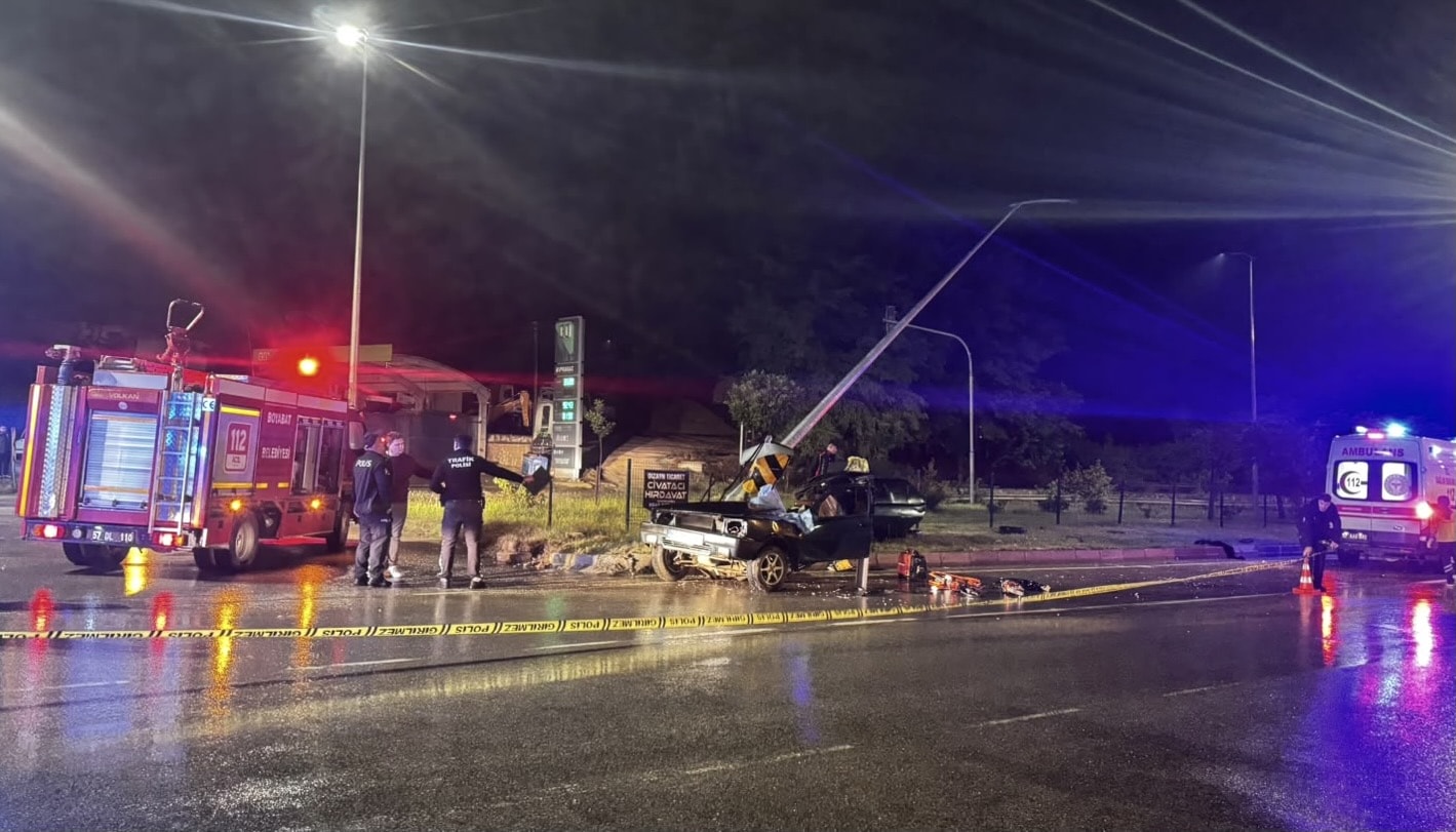 Sinop'ta aydınlatma direğine çarpan otomobildeki 1 kişi öldü, 2 kişi yaralandı