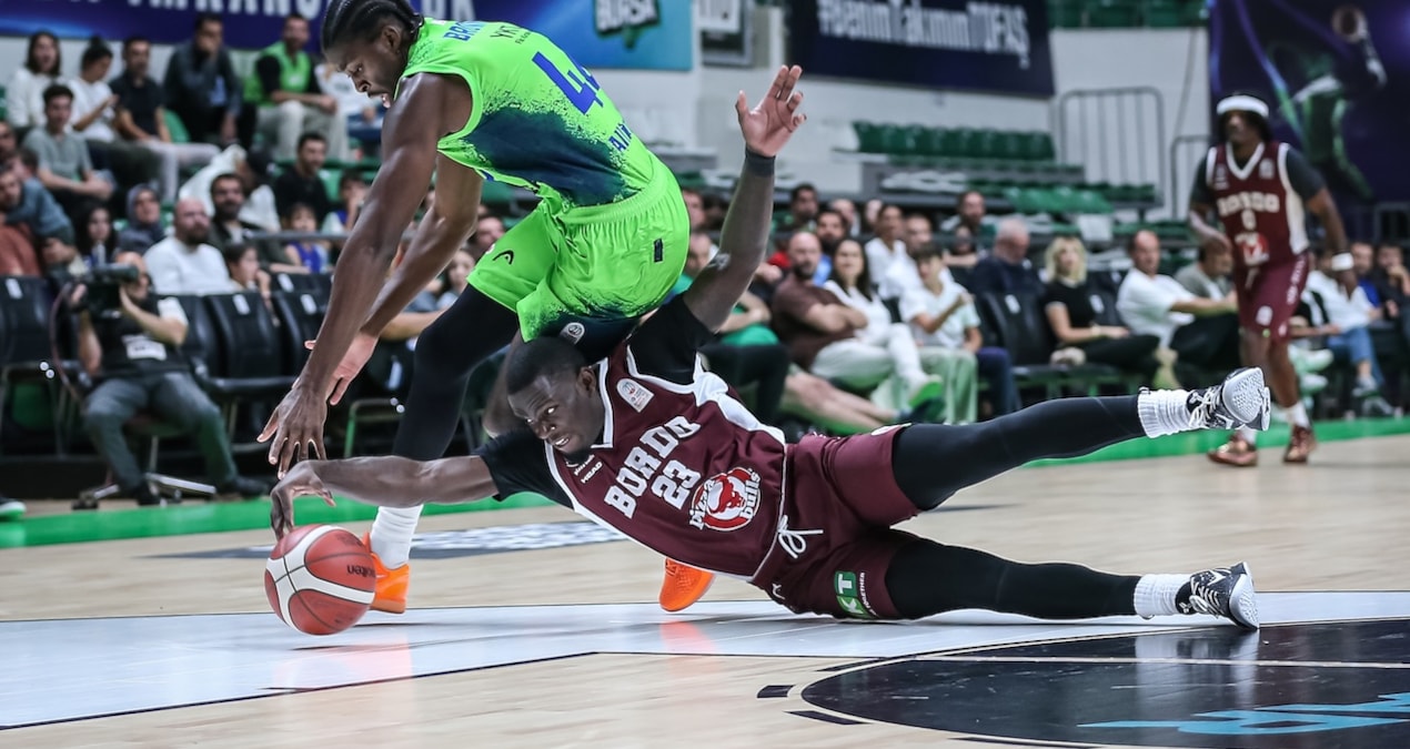 Tofaş parkelerde ender görülen basketle kazandı! Son saniyede kendi sahasından attı