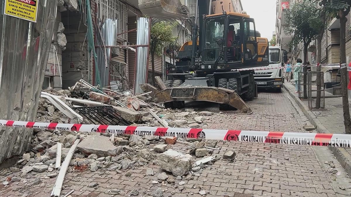 Beşiktaş’ta kentsel dönüşüm yıkımında korkutan an: Bitişik apartman tahliye edildi
