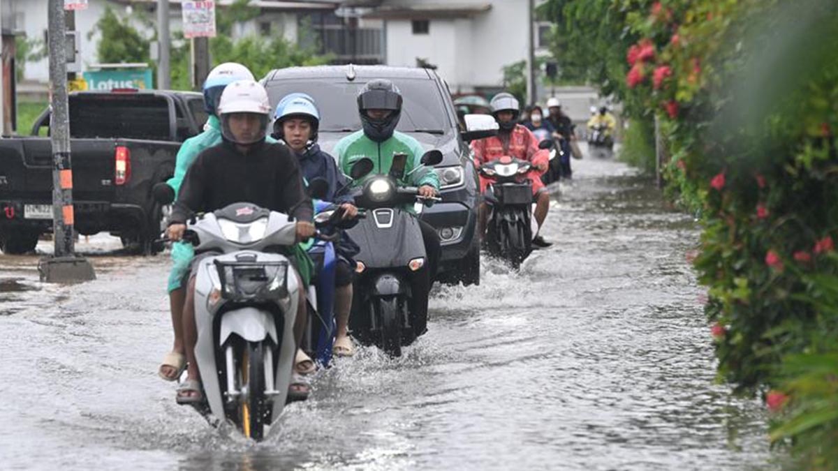 Tayland'ın başkenti Bangkok'ta sel 700 bin kişiyi etkiledi
