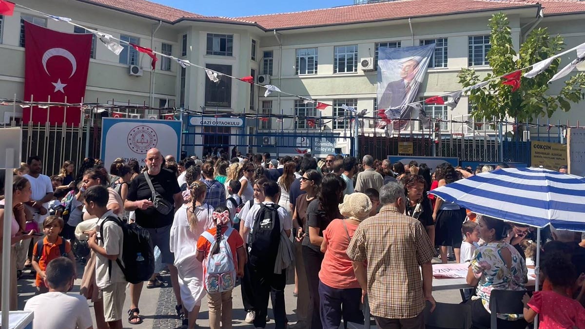 Üç okul tek binaya sıkıştırıldı: Veliler isyan etti