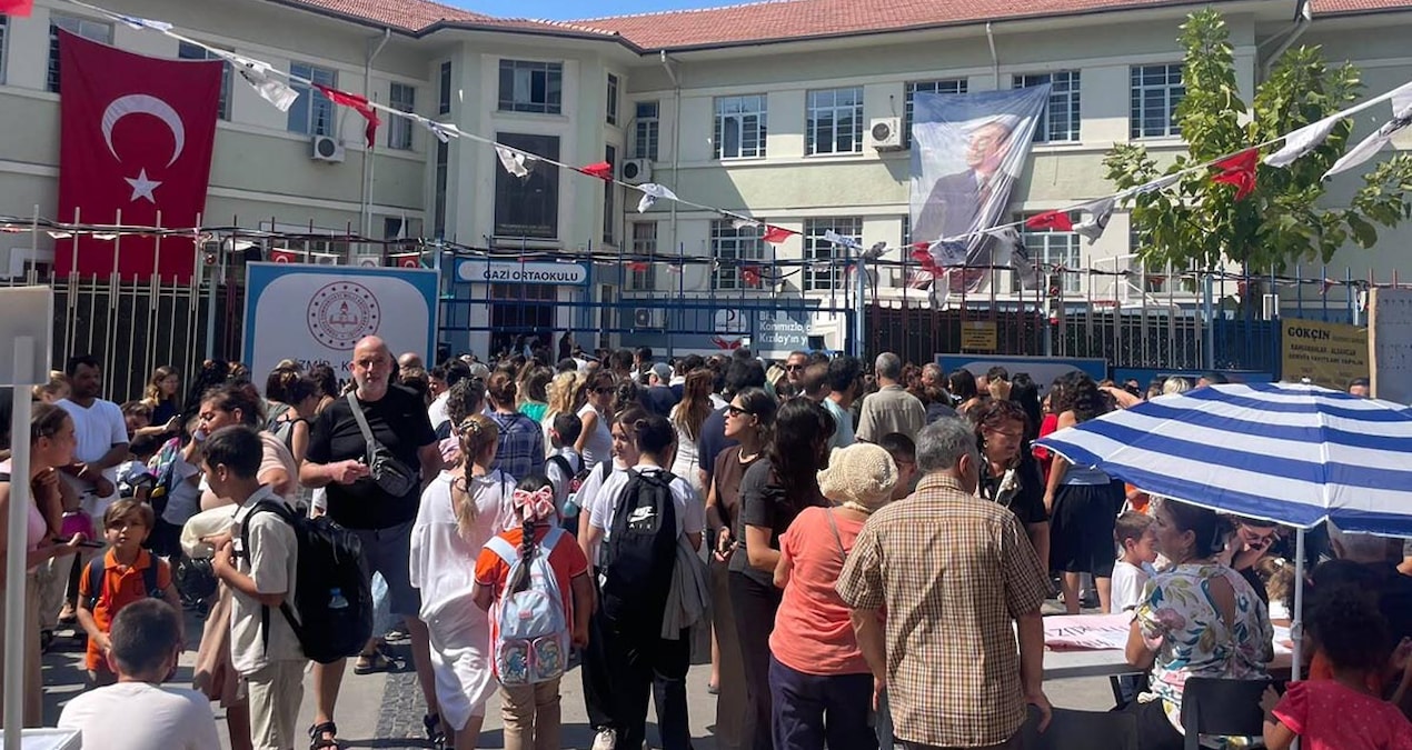 Üç okul tek binaya sıkıştırıldı: Veliler isyan etti