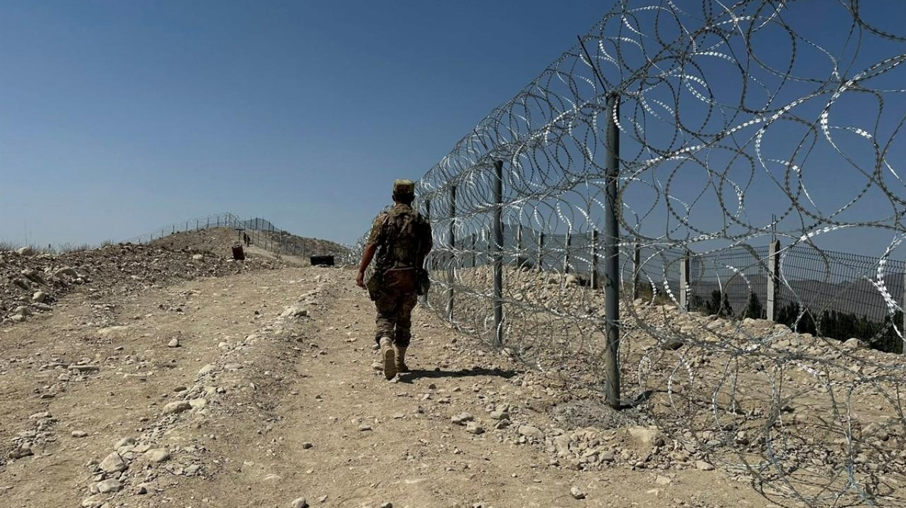 AB ülkesi komşusuna sınırı kapatıp 200 kilometrelik tel örgü çekti
