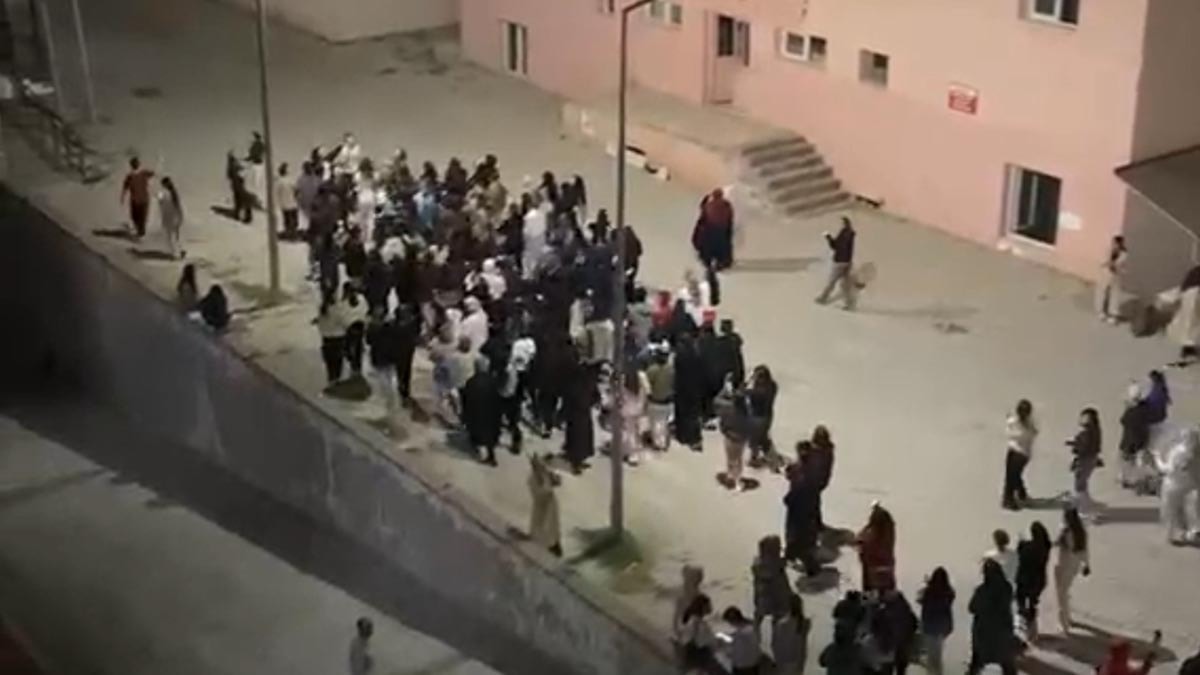 Hakkari’de KYK yurdunda kalan öğrenciler su kesintilerini protesto etti