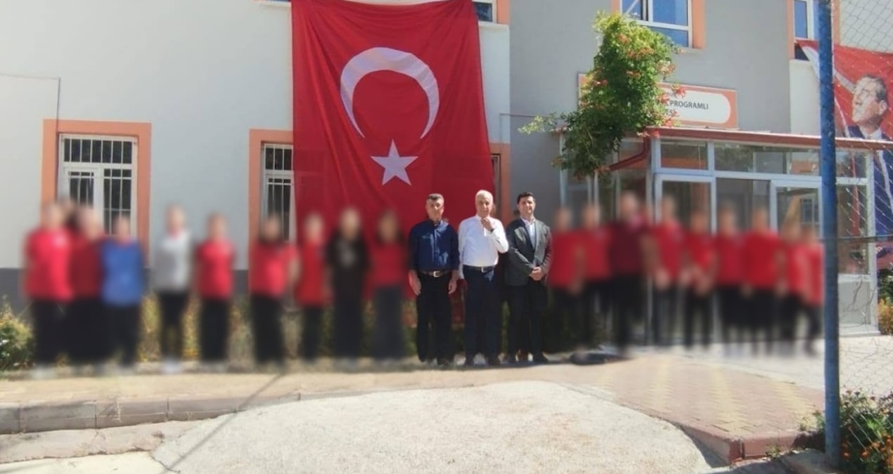 Tepki çeken paylaşım! AKP'li ilçe başkanı okulları inceledi...