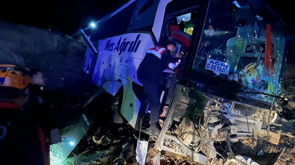 Amasya'da yolcu otobüsü devrildi: 24 yaralı