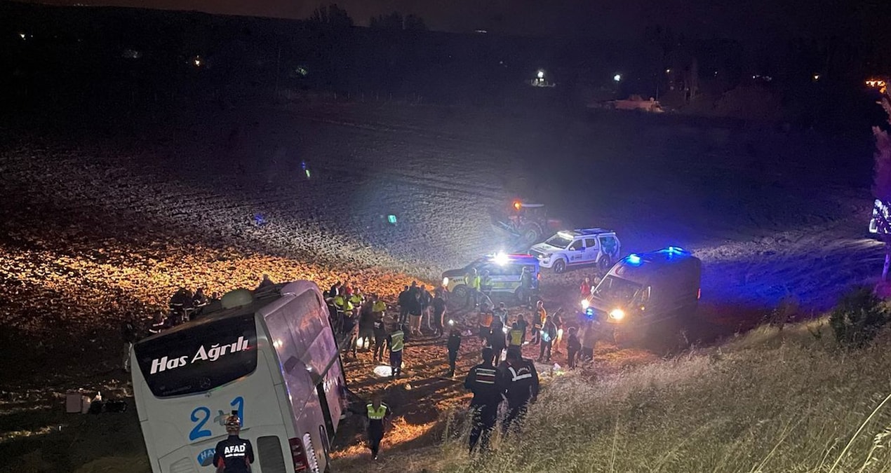 Amasya'da yolcu otobüsü devrildi: 24 yaralı