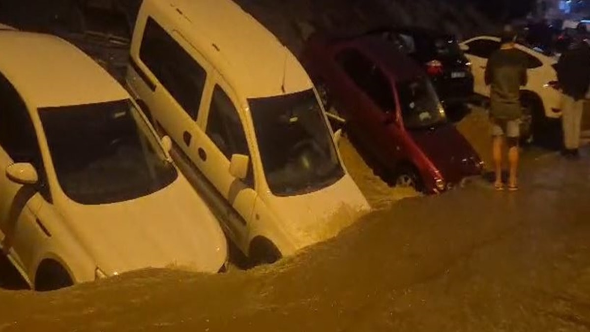 Ankara'da kabus! 20 araç çukura düştü