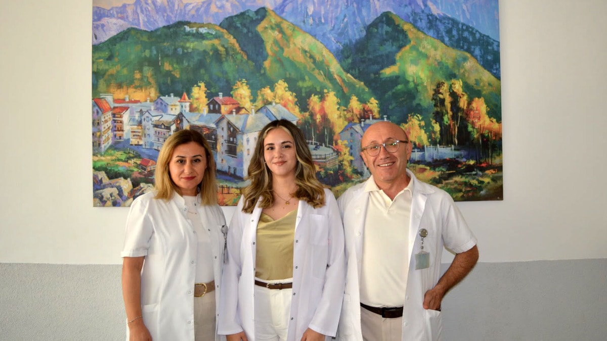 Anne ve babasının çalıştığı hastaneye doktor oldu