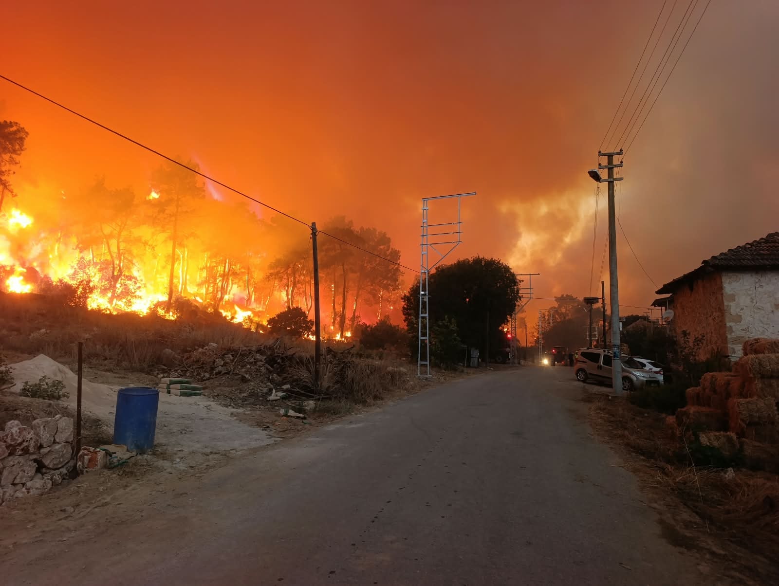 Antalya'da orman yangını: Çok sayıda ev tahliye edildi