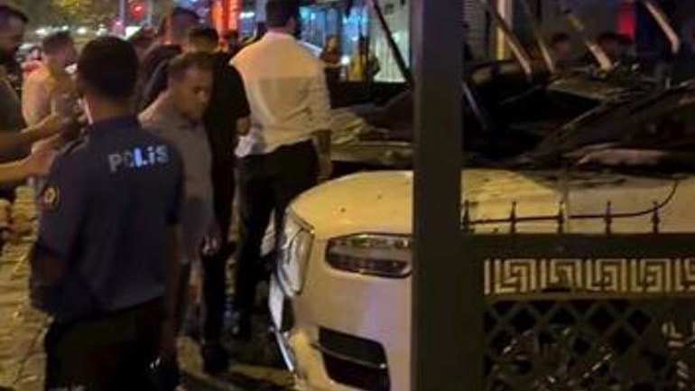 Antalya'da oto galeride başlayan yangın 3 katlı apartmana sıçradı