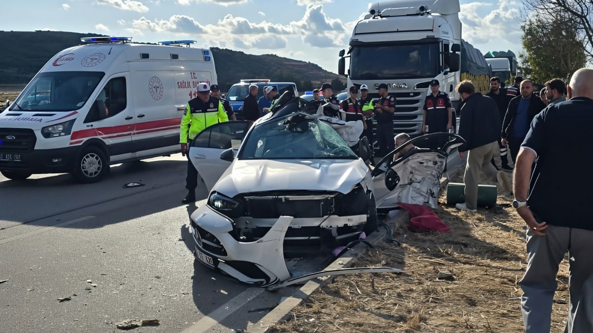 Araç bu hale geldi, hamile kadın ve 3 yaşındaki kızı hayatını kaybetti