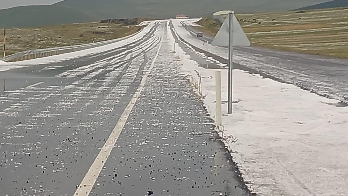 Çıldır kara yolu dolu nedeniyle beyaza büründü