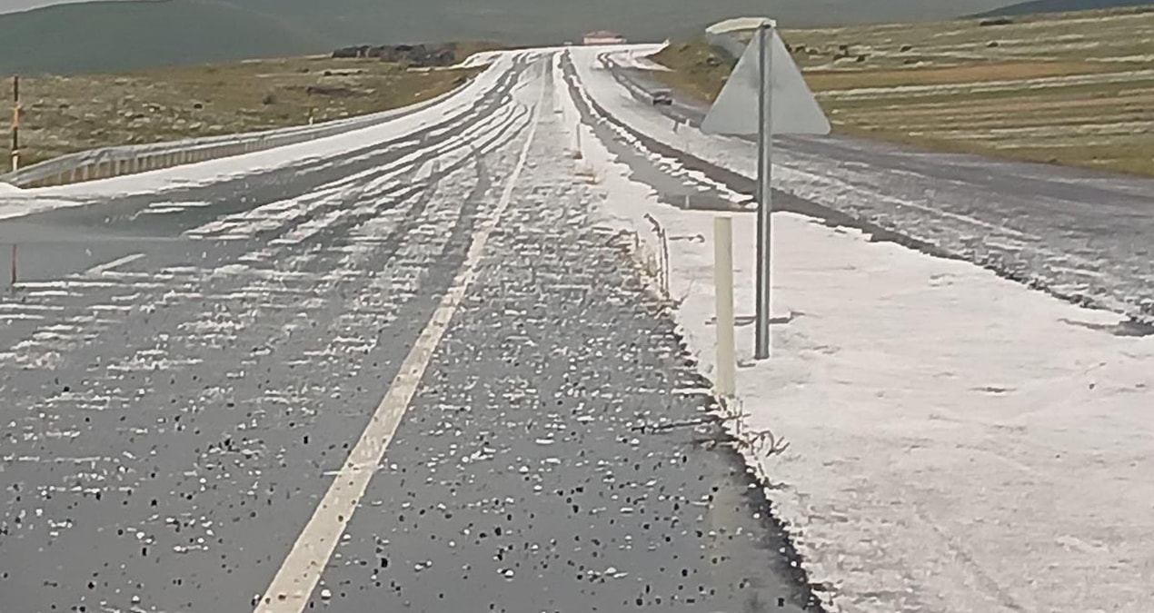 Çıldır kara yolu dolu nedeniyle beyaza büründü