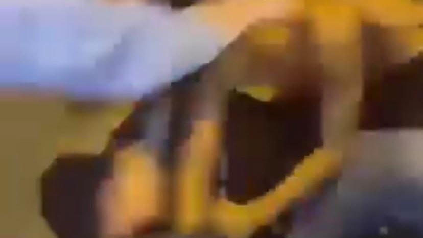 Arkadaşlarının kavgasını ayırmak yerine 