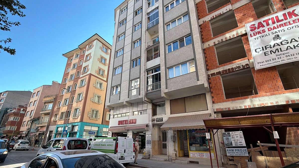 Evde kardeşleri tarafından cesedi bulundu