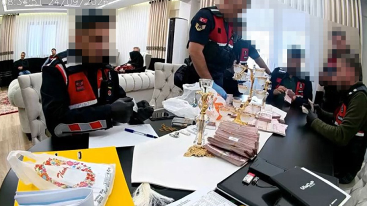 AKP'li belediye başkanının evindeki deste deste paraları jandarma saydı