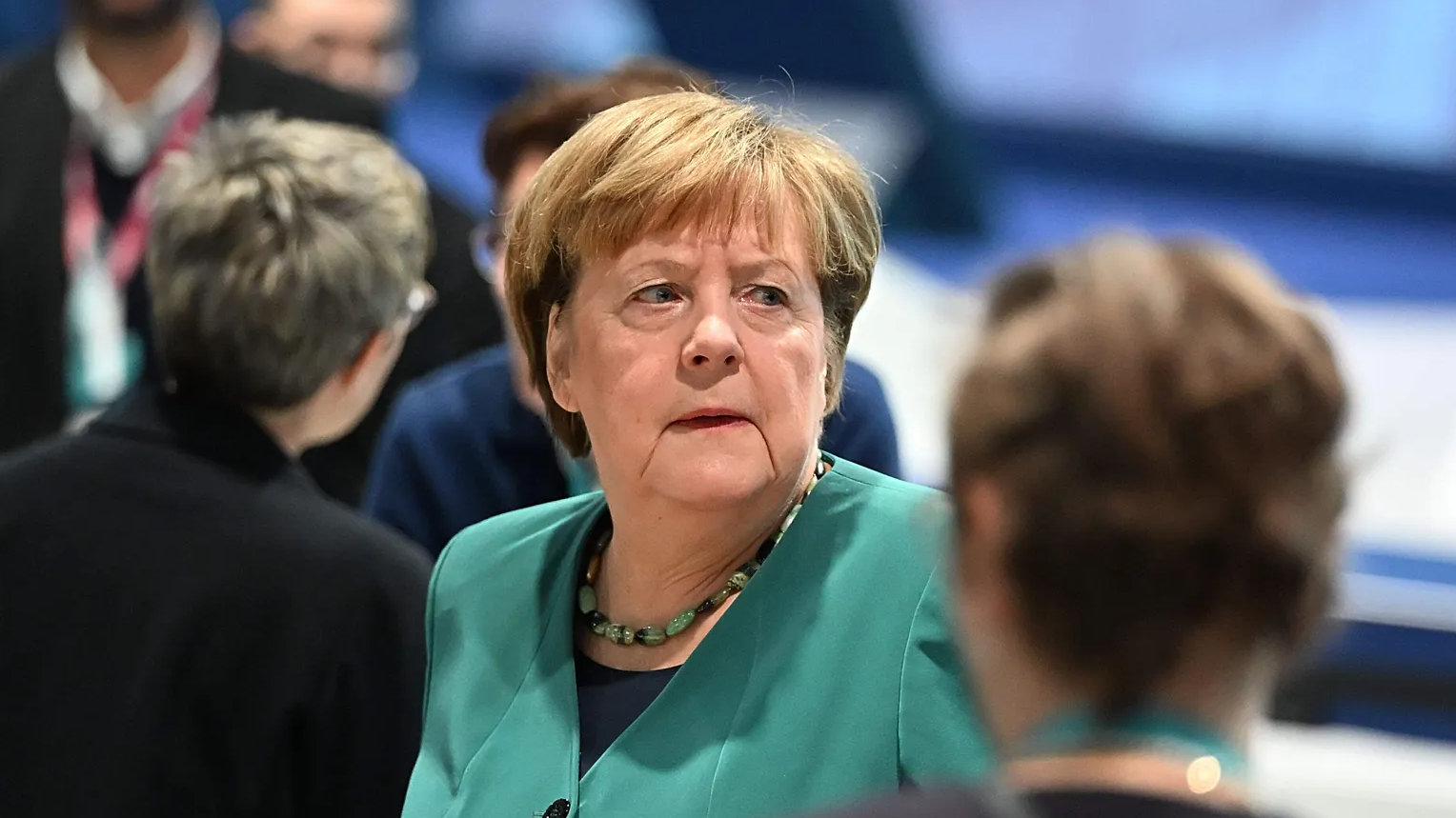 Merkel, partisi seçimlerde yenilince ortaya çıkıp sesini yükseltti