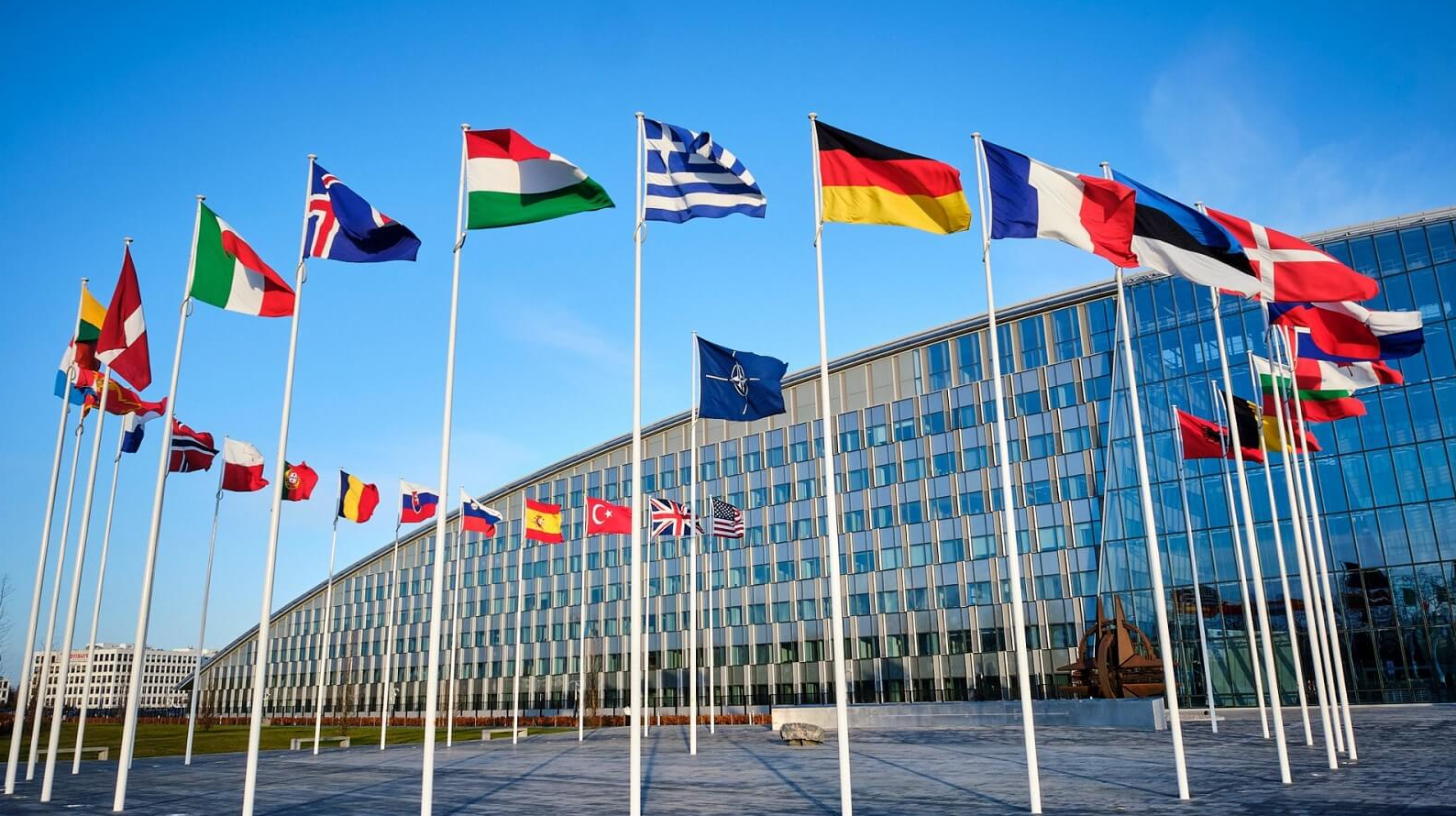 NATO üyesi ülke 'ittifak için savaşmayız' deyince tokat gibi cevap komşusundan geldi