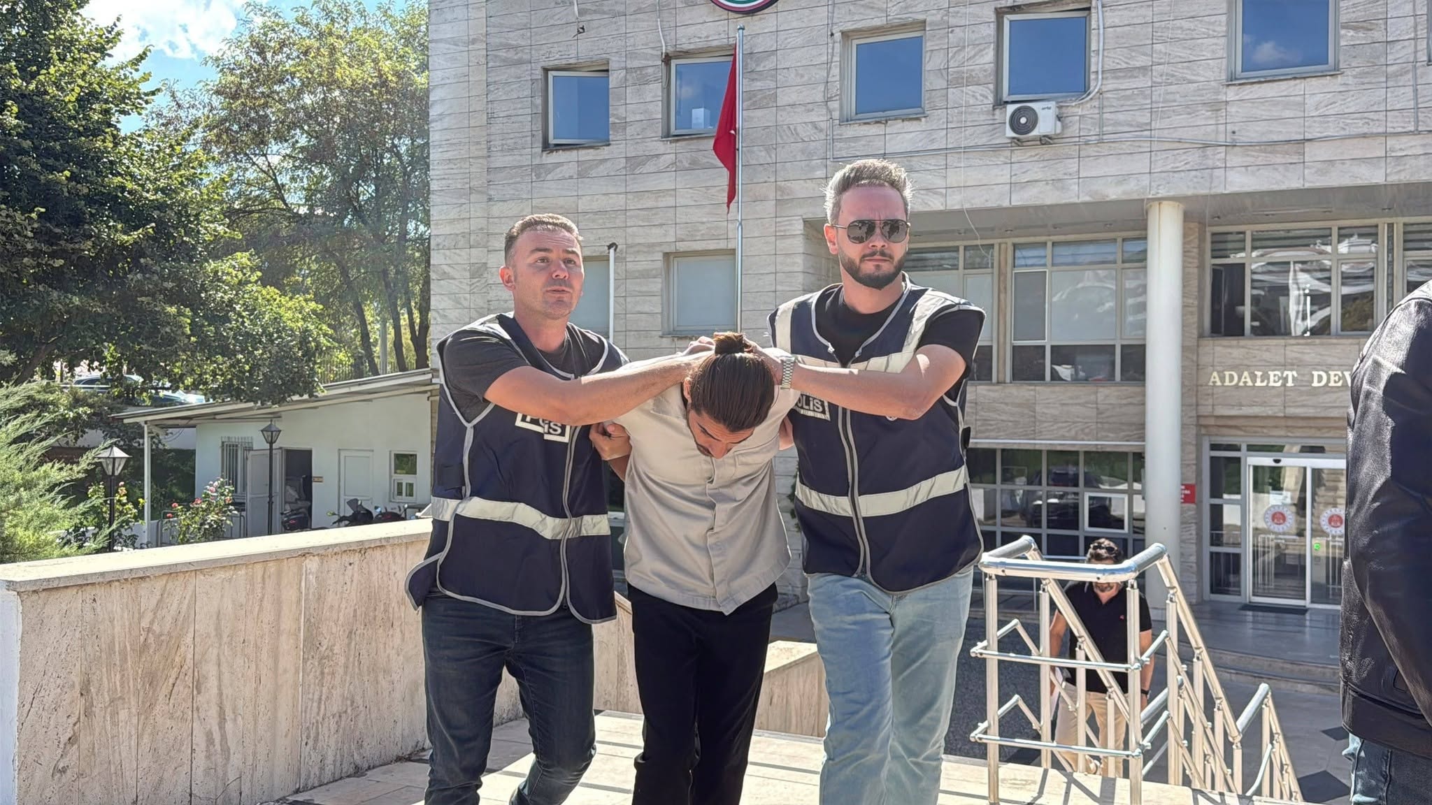 Muğla'da Atatürk büstünü yerinden söken şüpheli tutuklandı