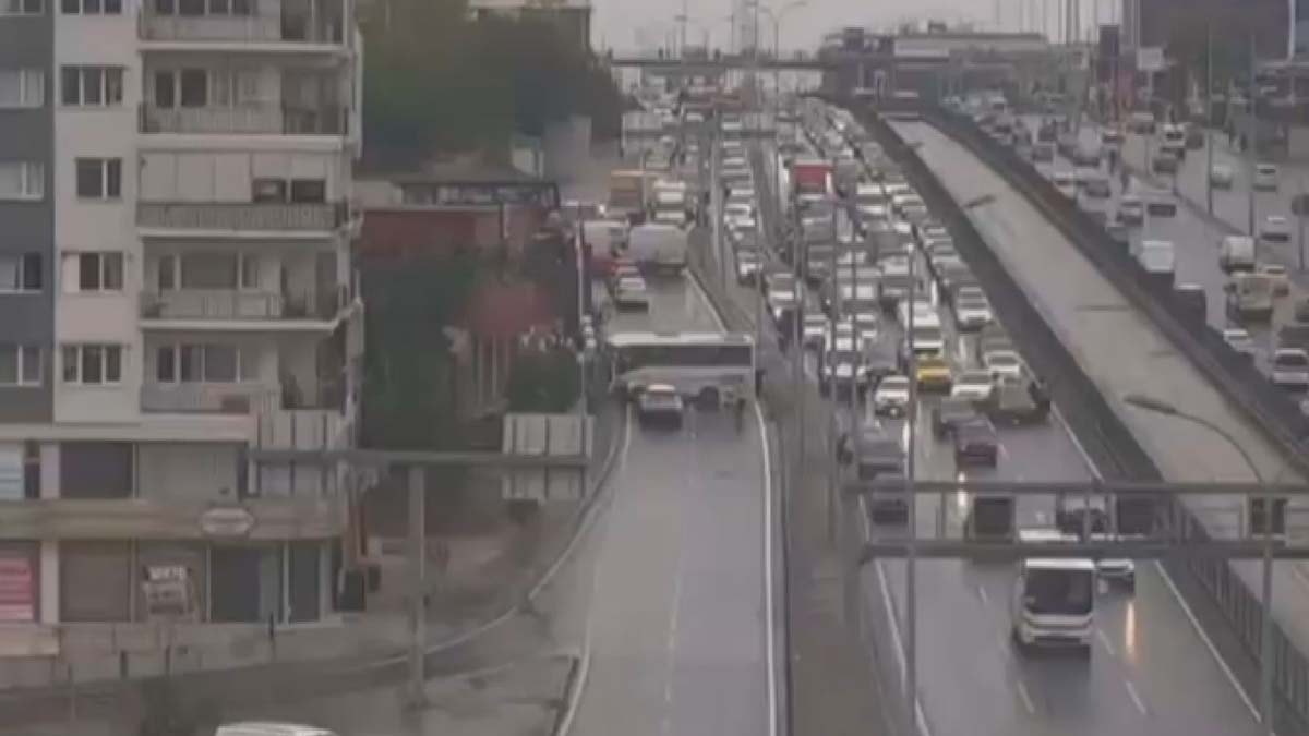 Avcılar’da servis midibüsü duvara çarptı