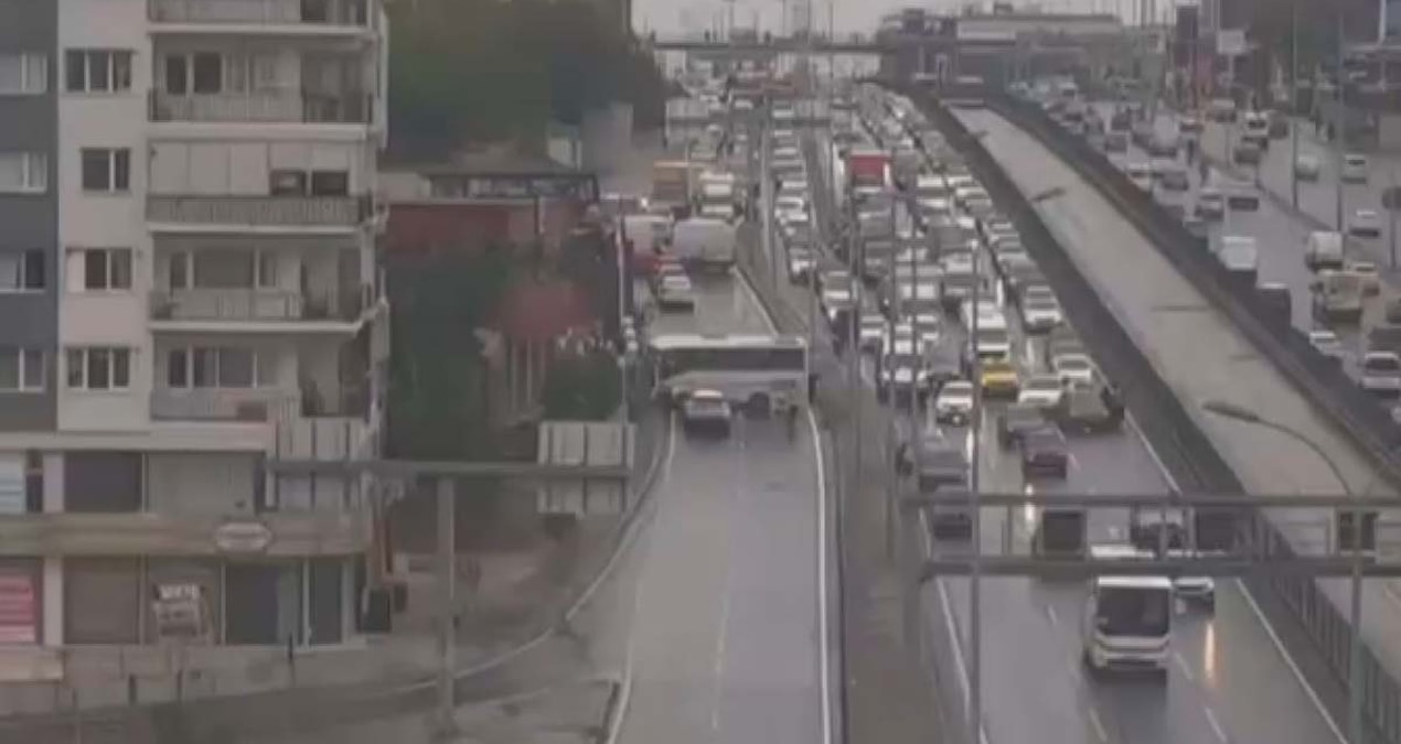 Avcılar’da servis midibüsü duvara çarptı: 8 yaralı