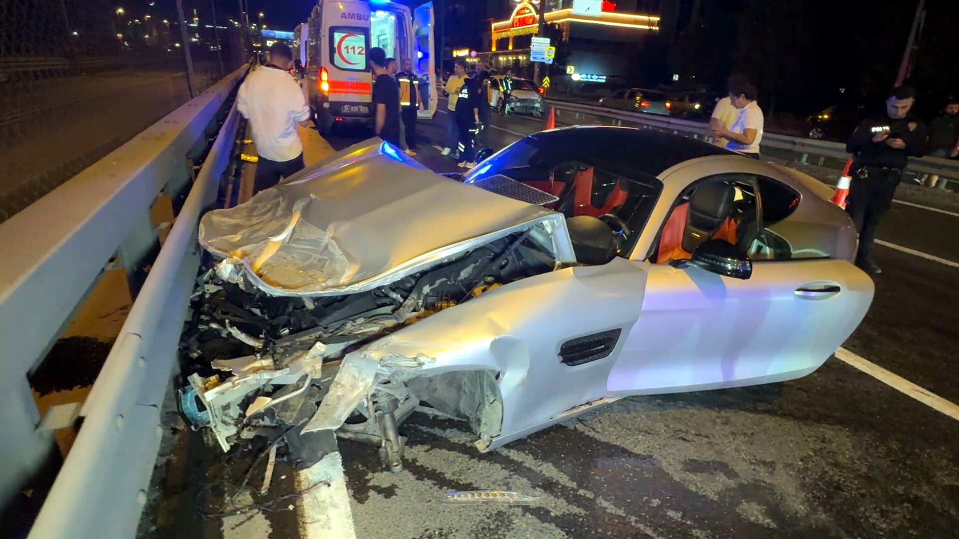 Avcılar’da iki otomobil çarpıştı: 2 kişi yaralandı