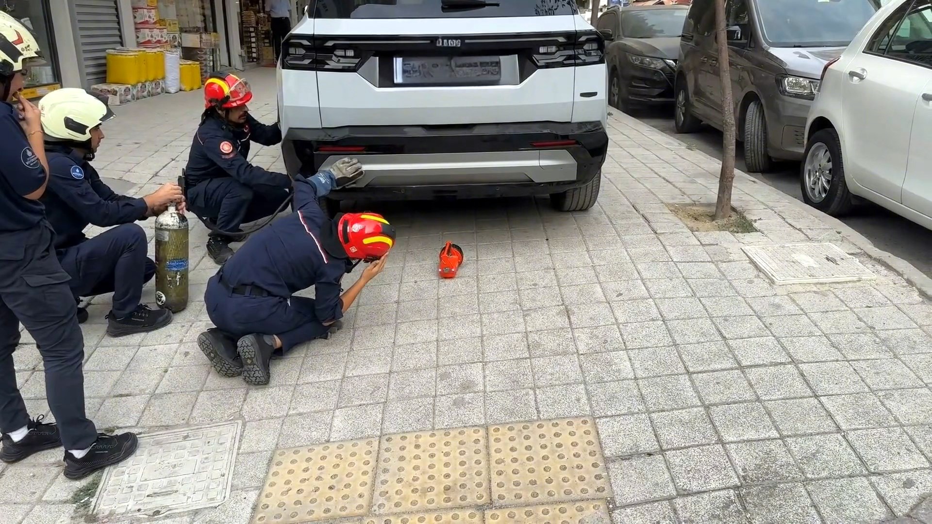Cipin arkasına sıkışan kedi itfaiyenin müdahalesiyle kurtarıldı