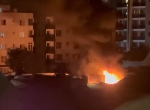 Park halindeki tırın sürücü kabininde yangın!